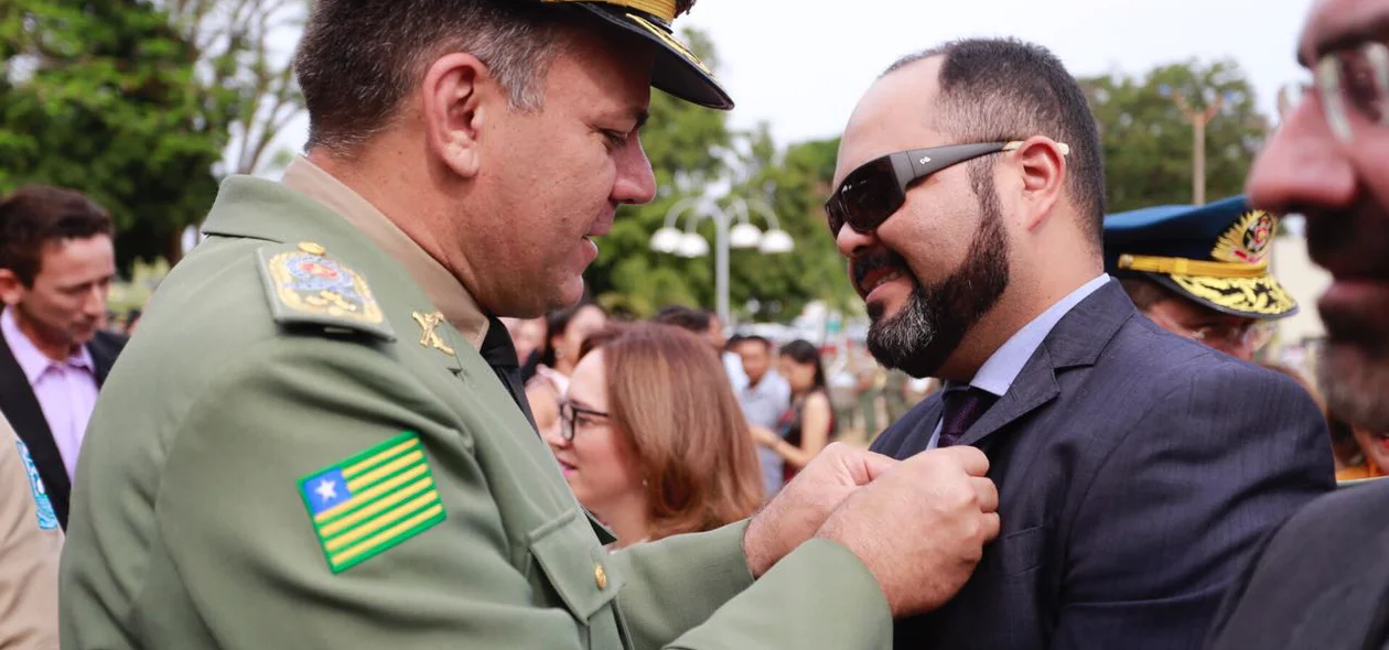 Coronel Carlos Augusto entrega diplomas aos homenageados