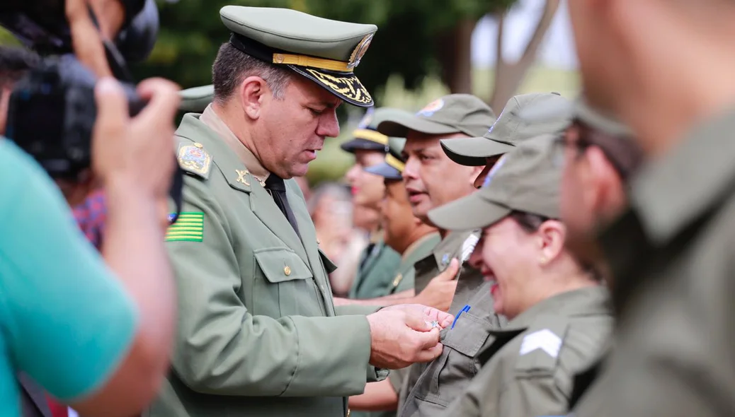 Coronel Carlos Augusto homenageia policiais militares