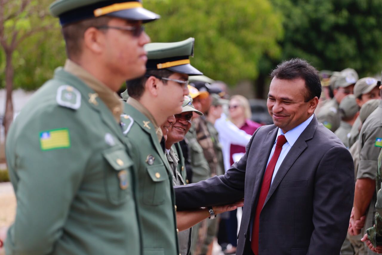 Fábio Abreu promove policiais miltares