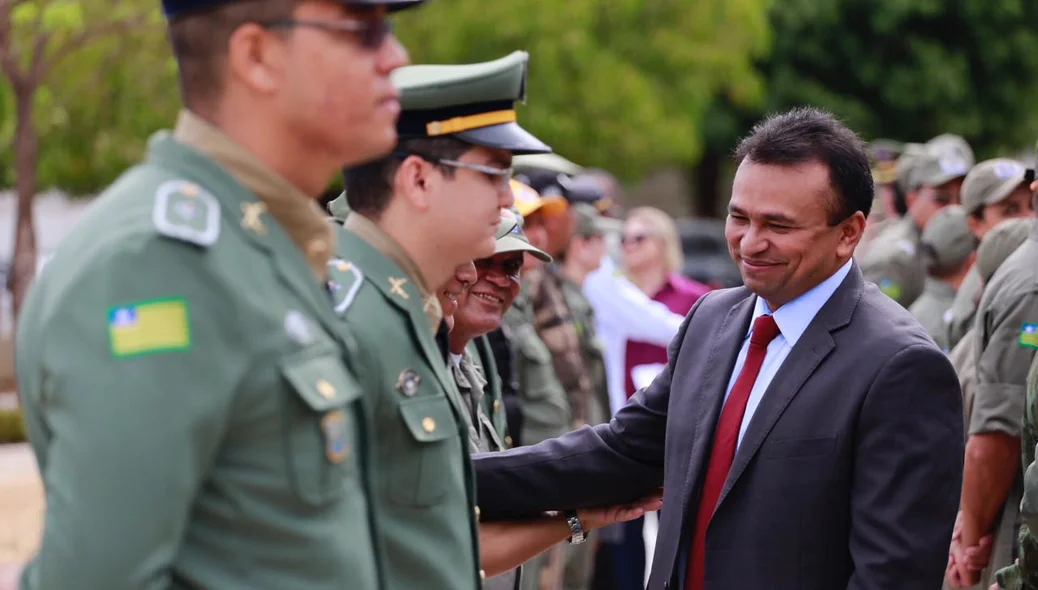 Fábio Abreu promove policiais miltares