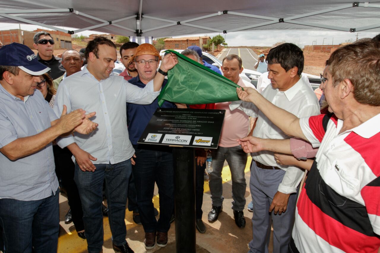 Governador Wellington Dias inaugura obras