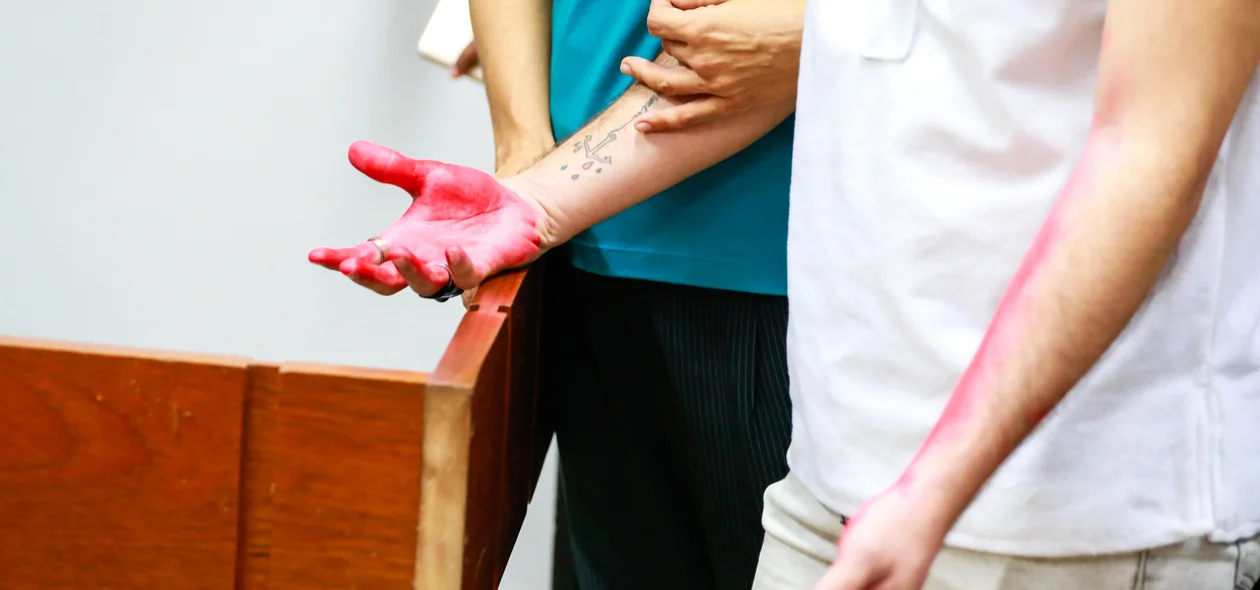 Jader com as mãos sujas de sangue