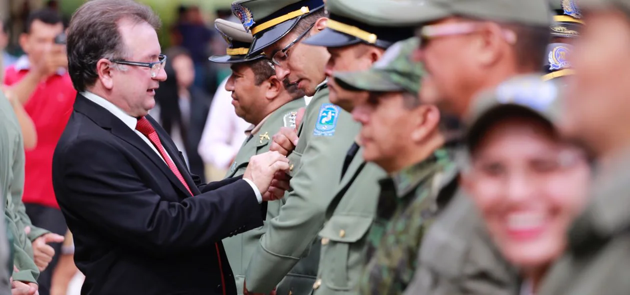 Polícia Militar e homenageada no Dia da Bandeira