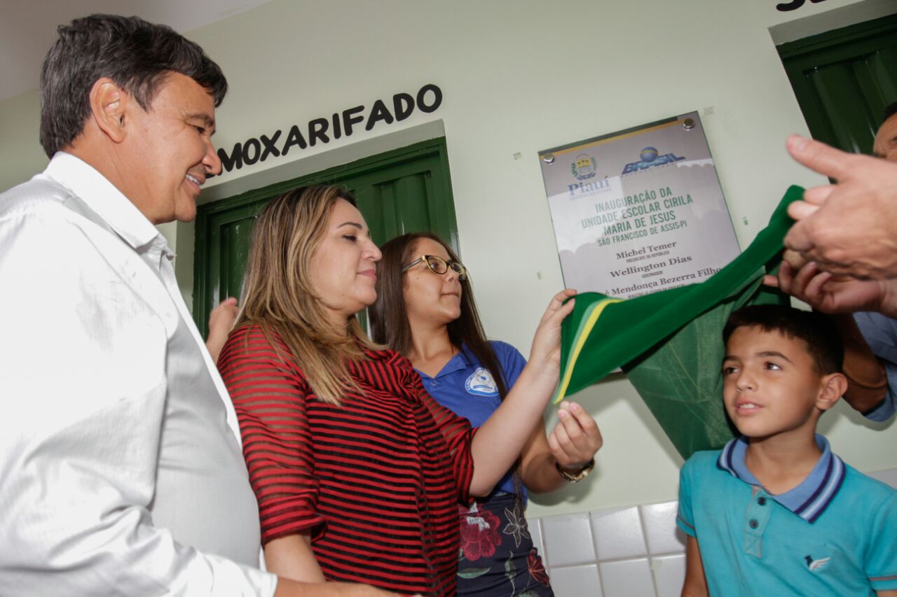Governador inaugura escola modelo