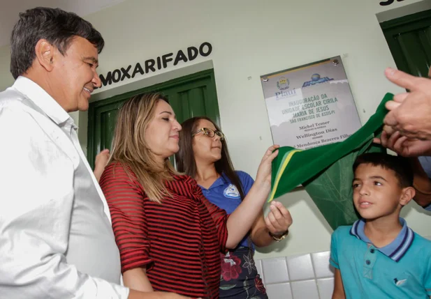 Governador inaugura escola modelo