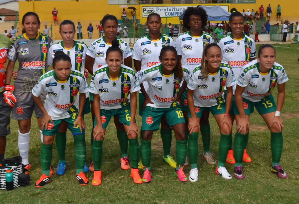 Abelhas Rainhas estreia com derrota