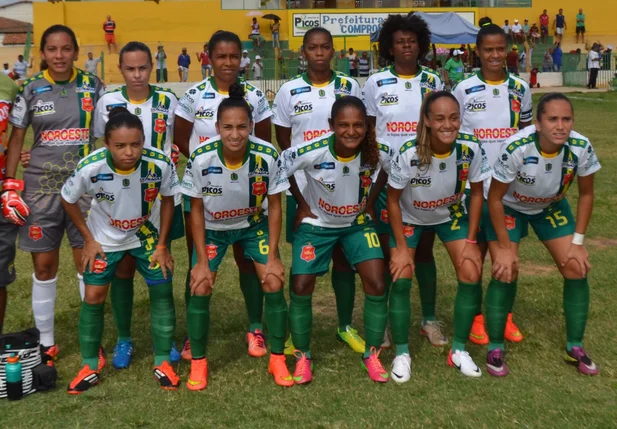 Abelhas Rainhas estreia com derrota