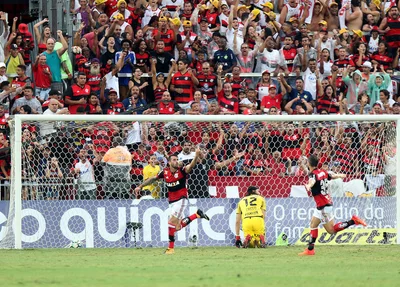 Felipe Vizeu faz gesto obsceno em direção a Rhodolfo ao comemorar gol sobre o Corinthians