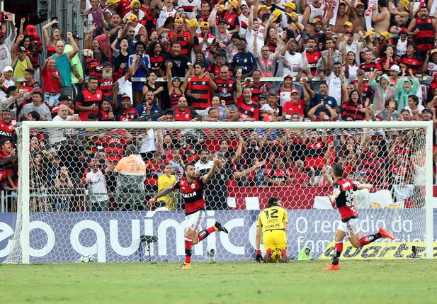 Felipe Vizeu faz gesto obsceno em direção a Rhodolfo ao comemorar gol sobre o Corinthians