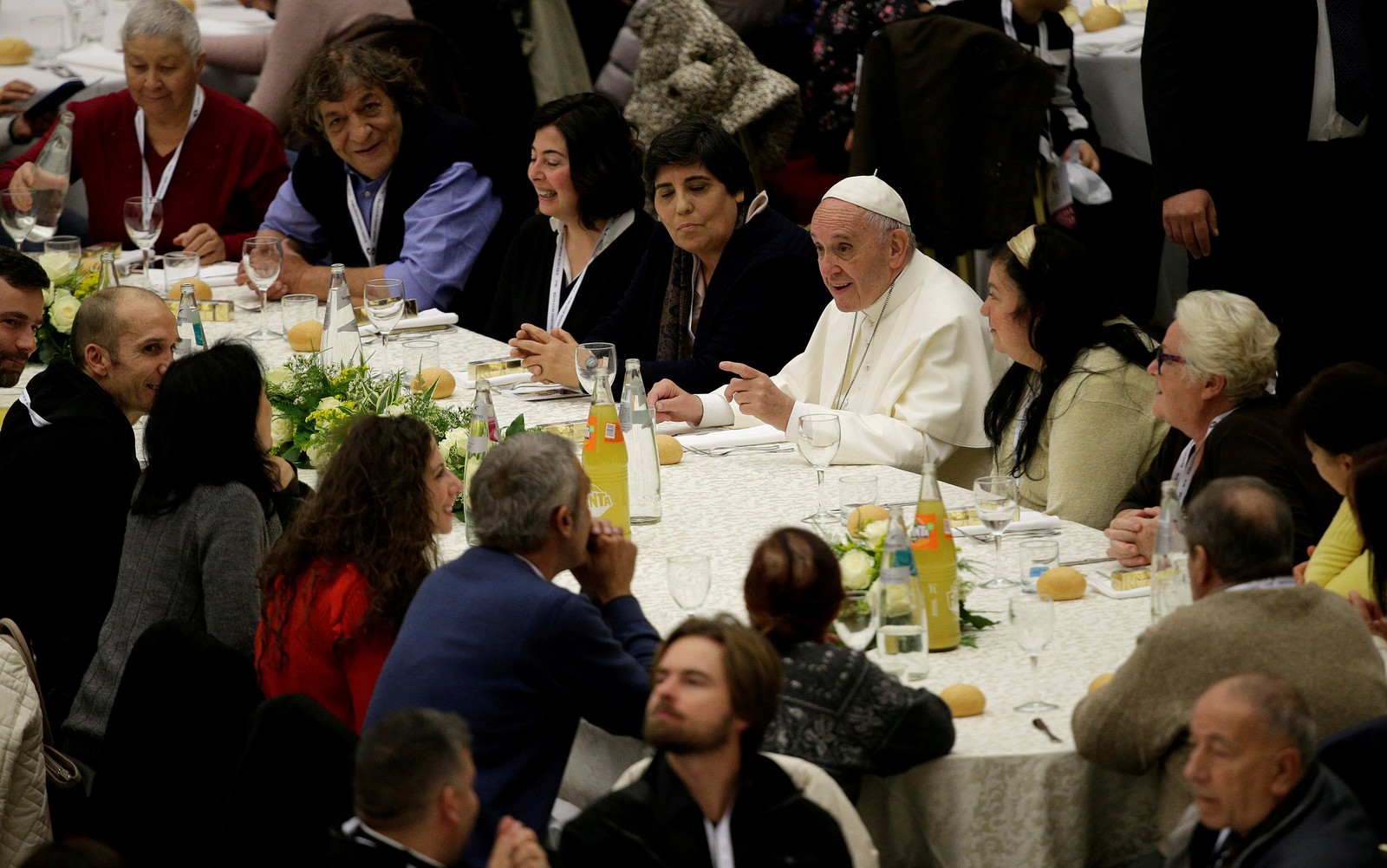 Papa Francisco almoça com excluídos