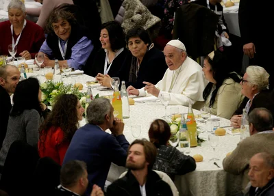 Papa Francisco almoça com excluídos