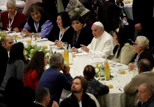 Papa Francisco almoça com excluídos