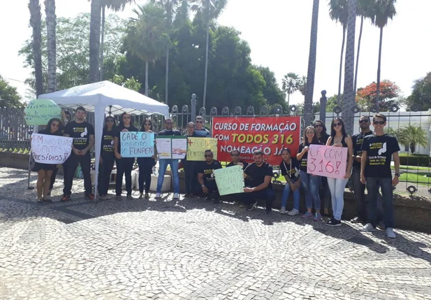 Protesto acontece em frente ao Palácio de Karnak