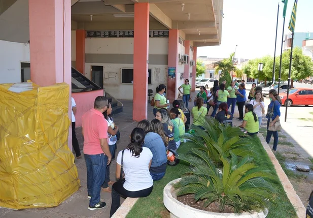 Agentes de Saúde acampam no pátio da Prefeitura de Picos