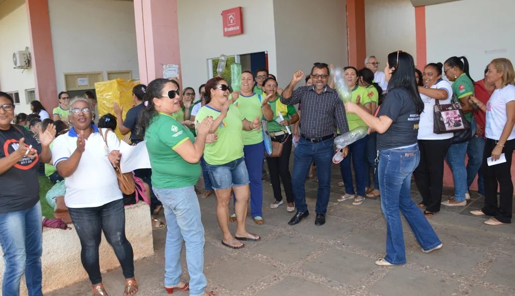 Agentes promovem protesto contra atraso no pagamento