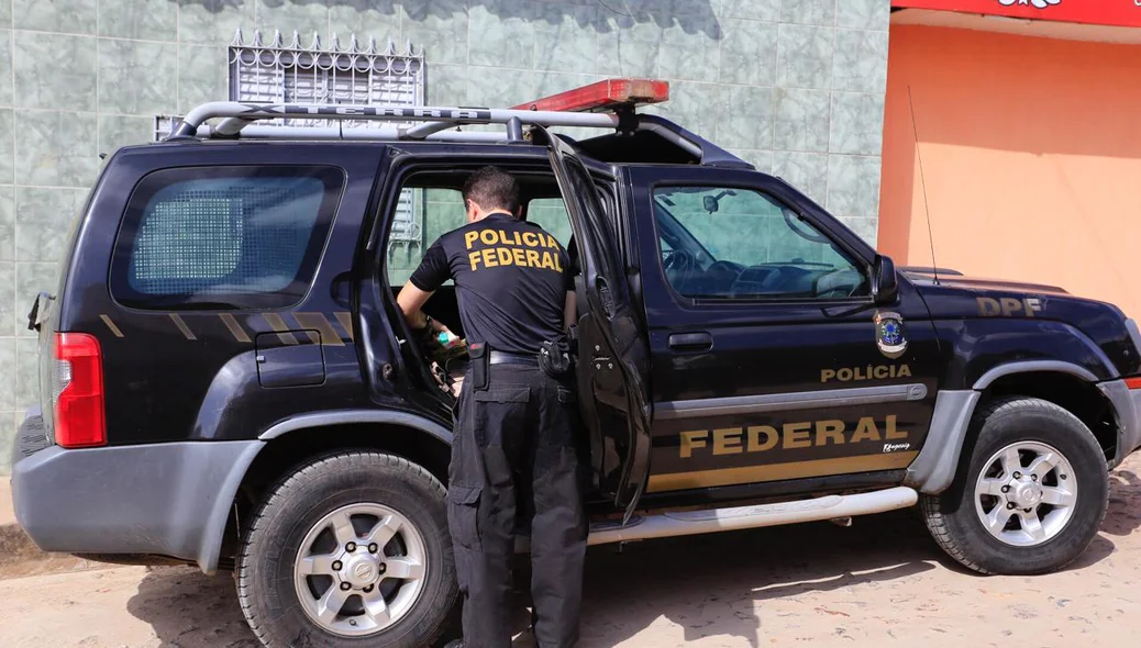 Duas pessoas foram presas e materiais foram apreendidos