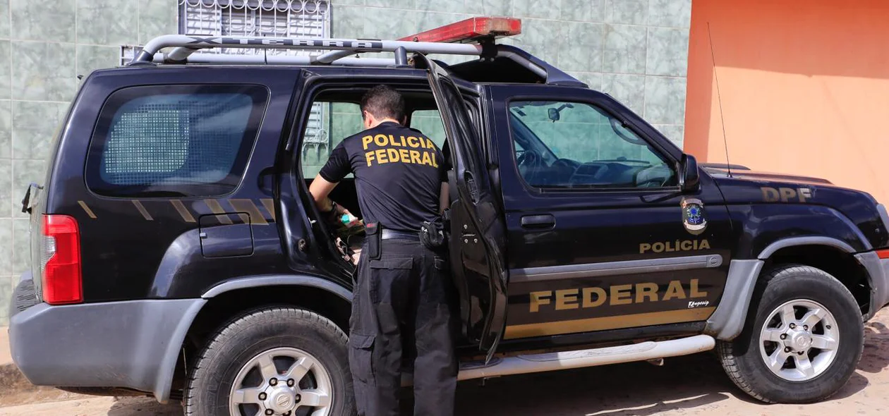 Duas pessoas foram presas e materiais foram apreendidos