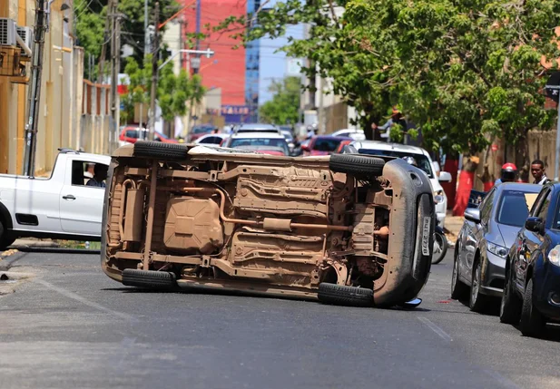 Veículo tomba após colisão na rua Quintino Bocaiúva
