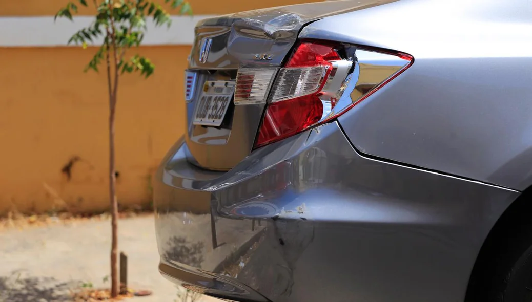 Carro estacionado também foi atingido 