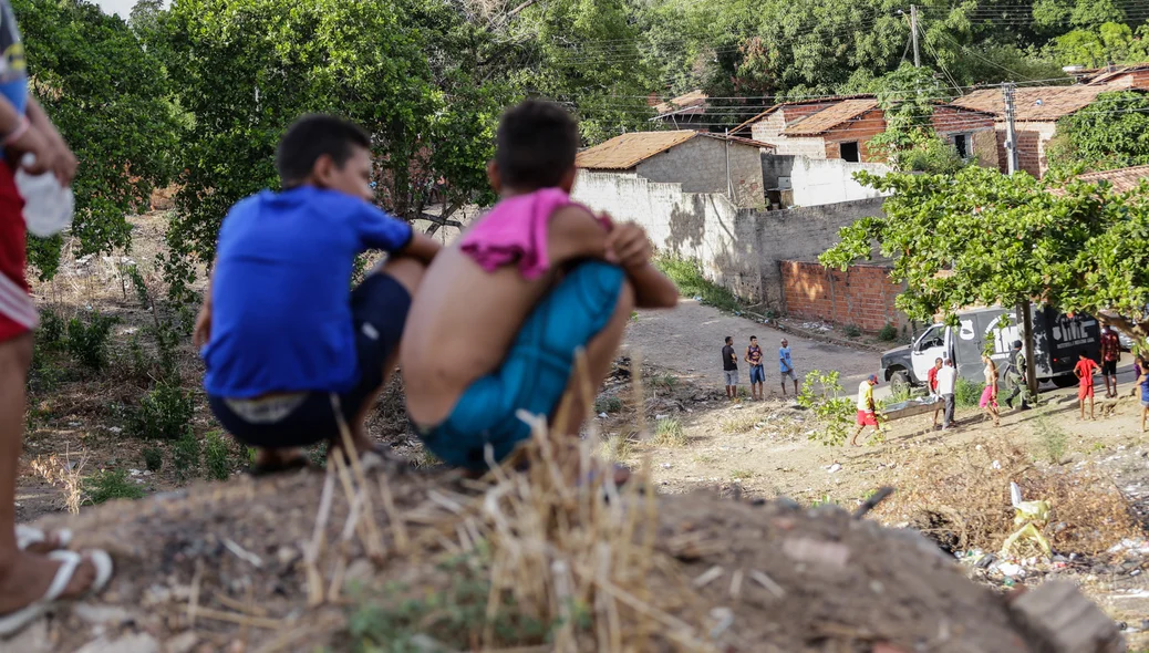 Crianças observam a retirada do corpo