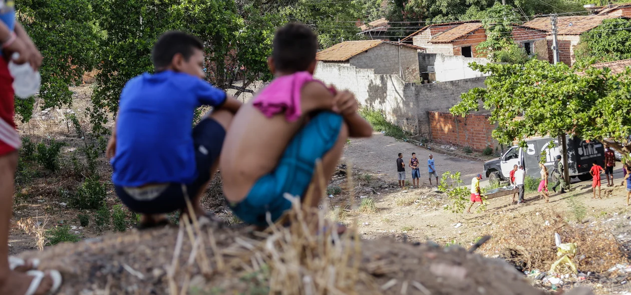 Crianças observam a retirada do corpo