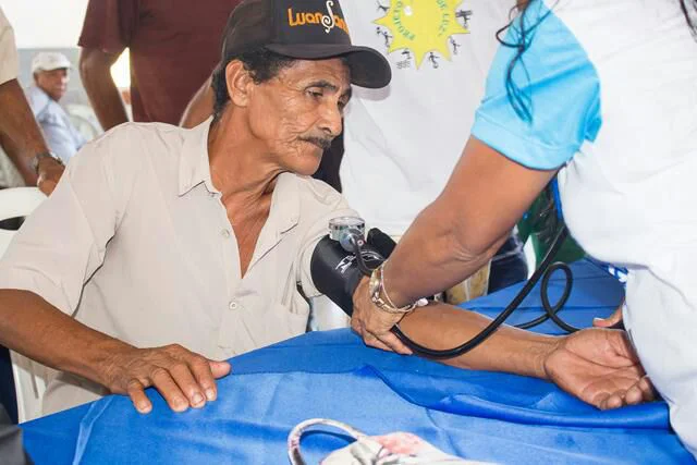 Morador aferindo a pressão