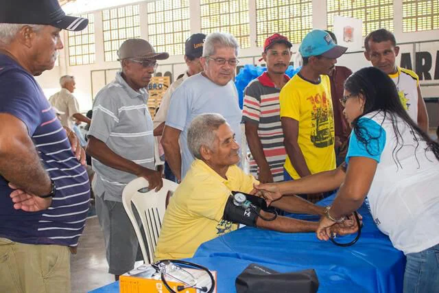Moradores aferindo a pressão