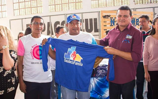 Prefeito entregando camisa da Saúde da Família 
