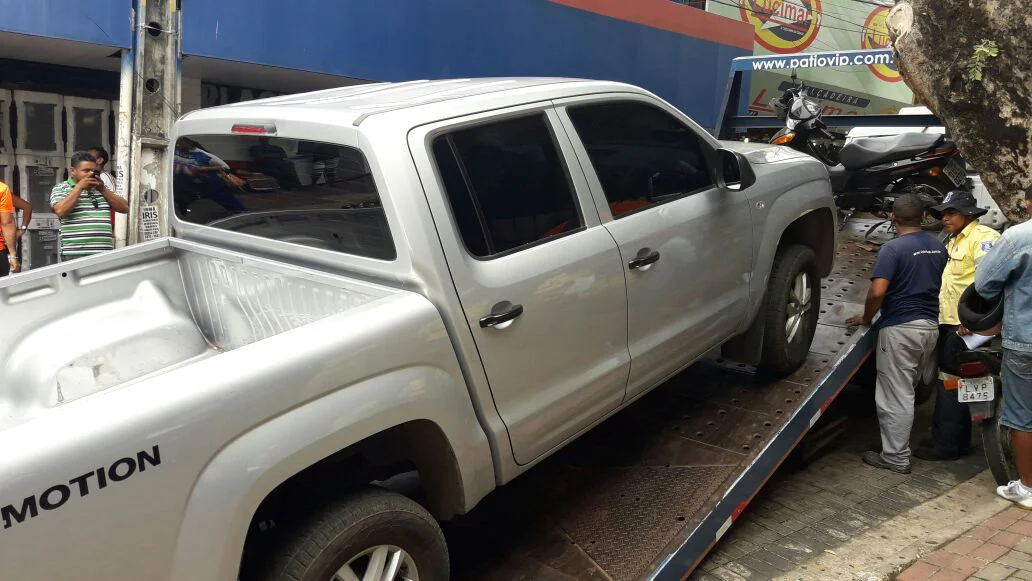 Carro sendo rebocado