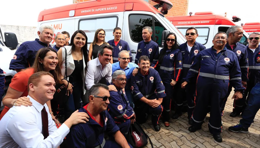 Entrega de ambulâncias 