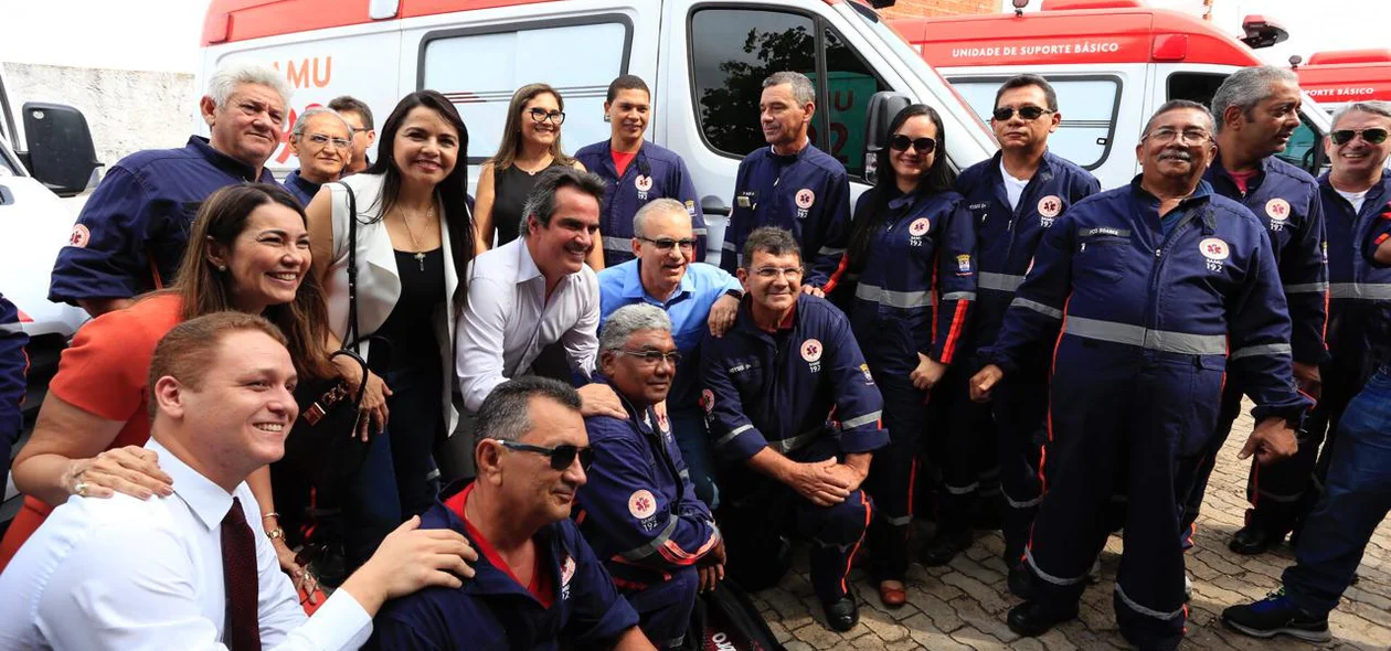 Entrega de ambulâncias 