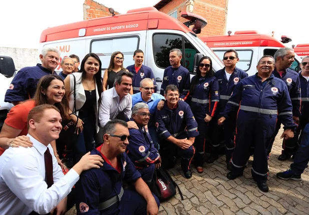 Entrega de ambulâncias 