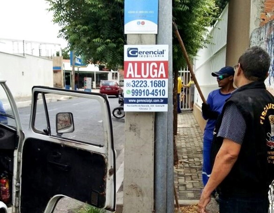 Placas sendo retiradas de postes na zona leste