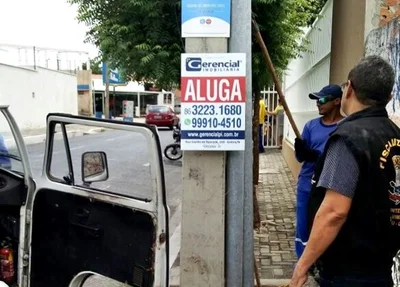 Placas sendo retiradas de postes na zona leste