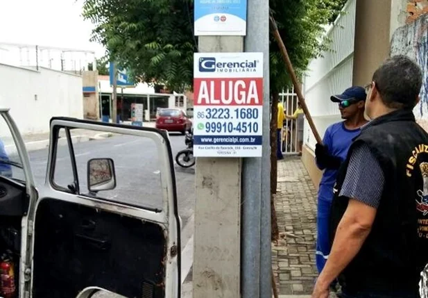 Placas sendo retiradas de postes na zona leste