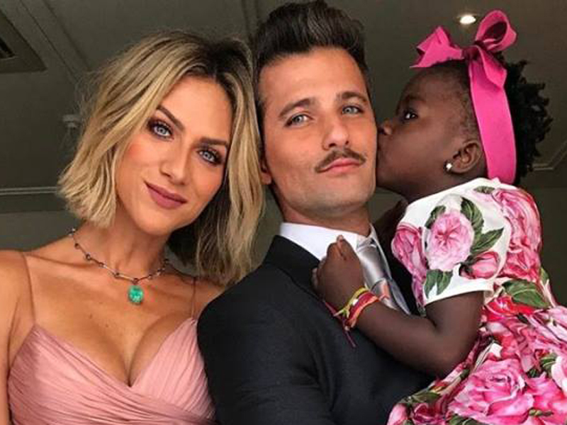 Atores Giovanna Ewbank e Bruno Gagliasso com a filha Titi