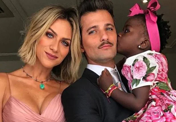 Atores Giovanna Ewbank e Bruno Gagliasso com a filha Titi