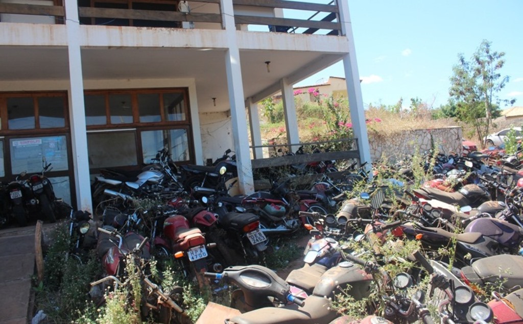 Antigo prédio da Delegacia Regional está lotado de carros apreendidos