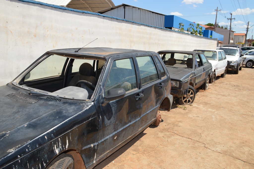 Carros apreendidos ficam em frente a Delegacia Regional de Polícia Civil