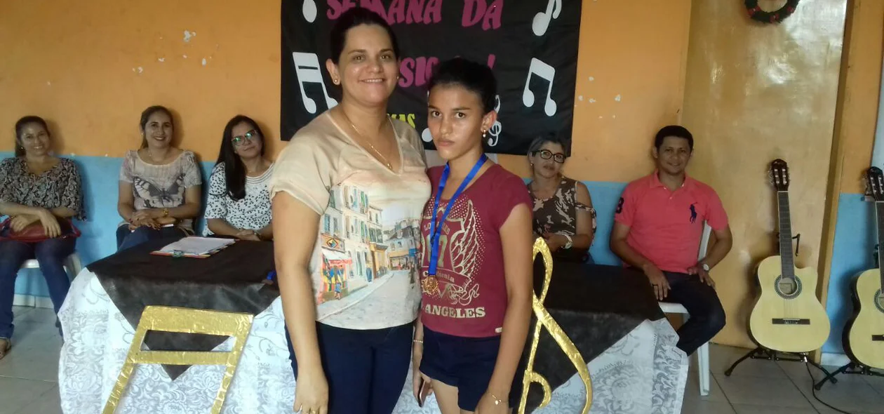 Criança recendo premiação 