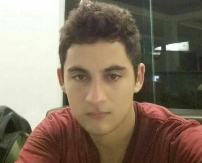 Jovem morre após colidir motocicleta em ônibus escolar 