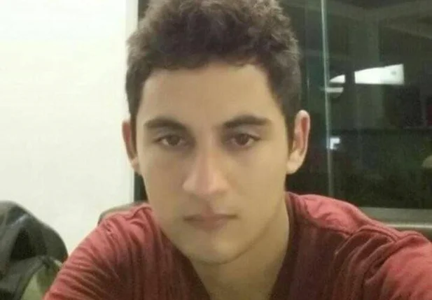 Jovem morre após colidir motocicleta em ônibus escolar 