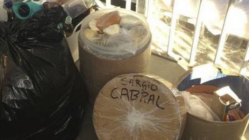 Material de Sérgio Cabral encontrado em cadeia