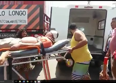 Momento em que a vítima é socorrida por populares em Picos 
