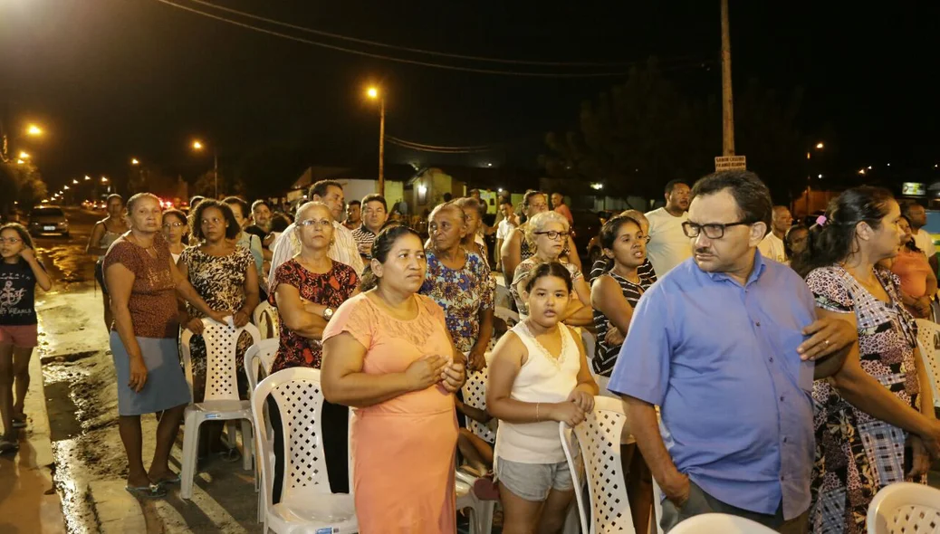 Moradores participam de solenidade