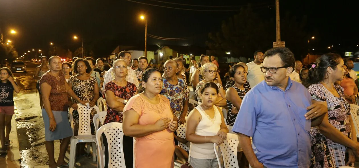 Moradores participam de solenidade
