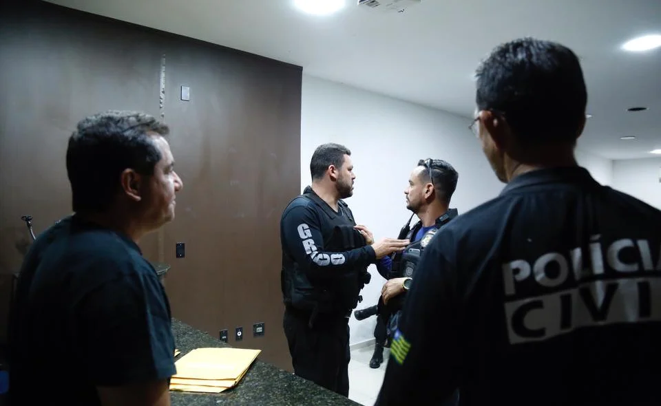 Policiais civis cumprem mandados da Operação Refranata