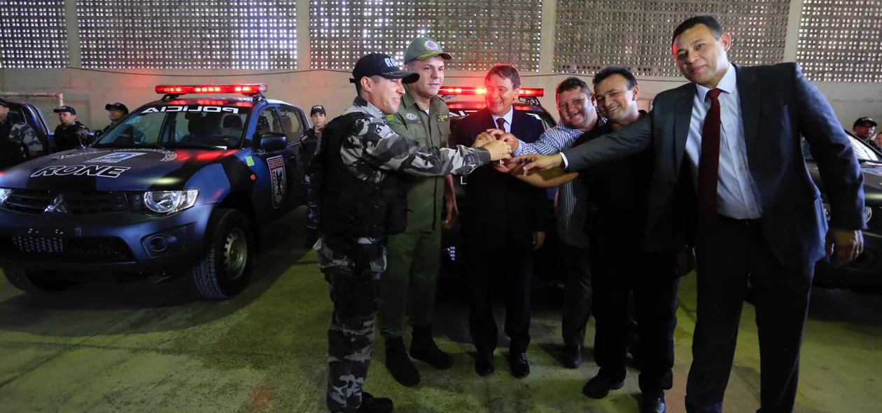 Entrega de viaturas e munições