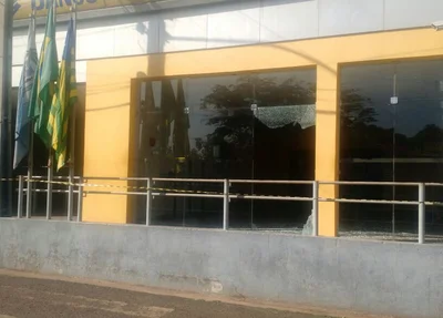 Parte da fachada destruída