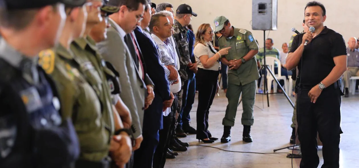 Secretário Fábio Abreu durante entrega de viaturas